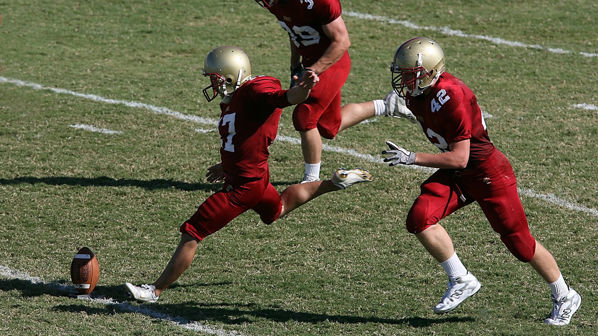 以足球主题的公益文化卡通产品深受儿童喜爱，足球文化节儿童画